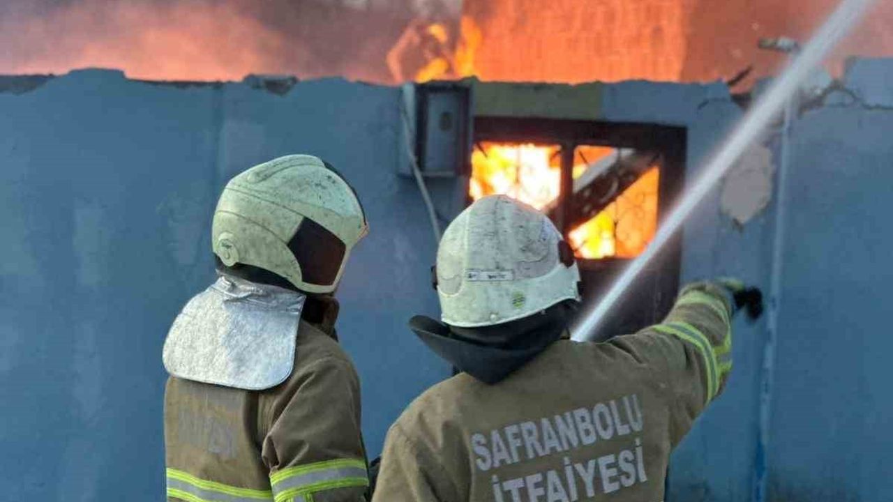 Eflani'de Muhtara Ait İki Katlı Ev Yangında Yok Oldu