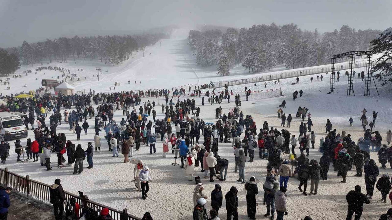 Ege'nin Zirvesinde Kış Şöleni: Murat Dağı Kızak ve Kayak Festivali