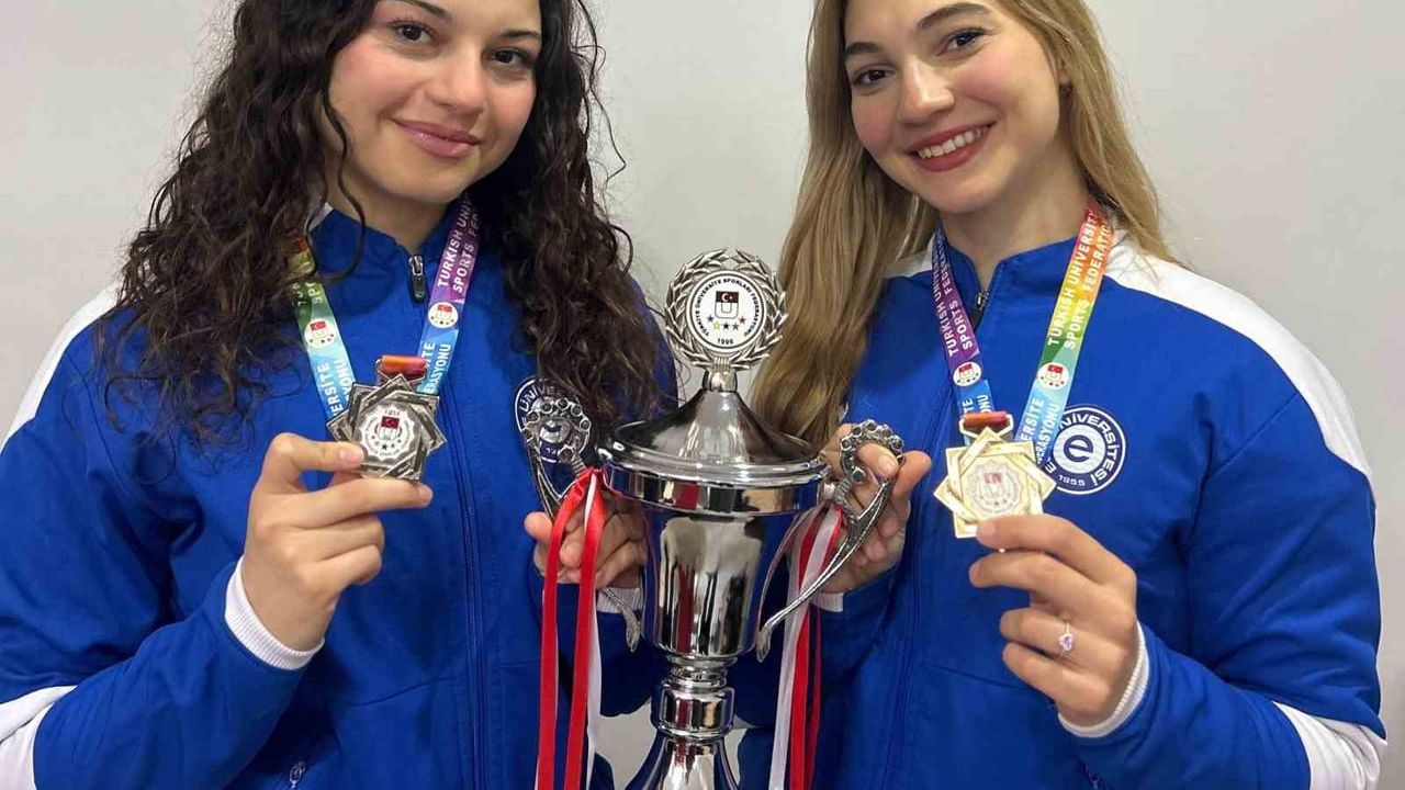 Ege Üniversitesi'nin Kick Boksta Türkiye Şampiyonu Öğrencileri