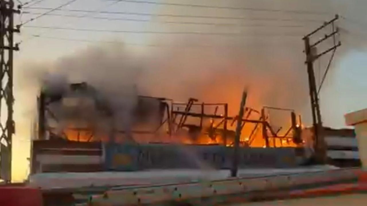 Eğil İlçesinde Kafe Terasında Yangın Çıktı