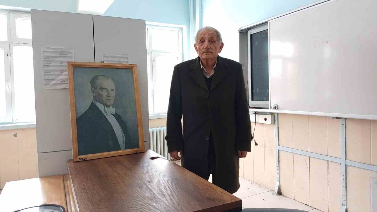 Eğitim Aşığı Öğretmen 19 Köy Okulunu Yeniledi