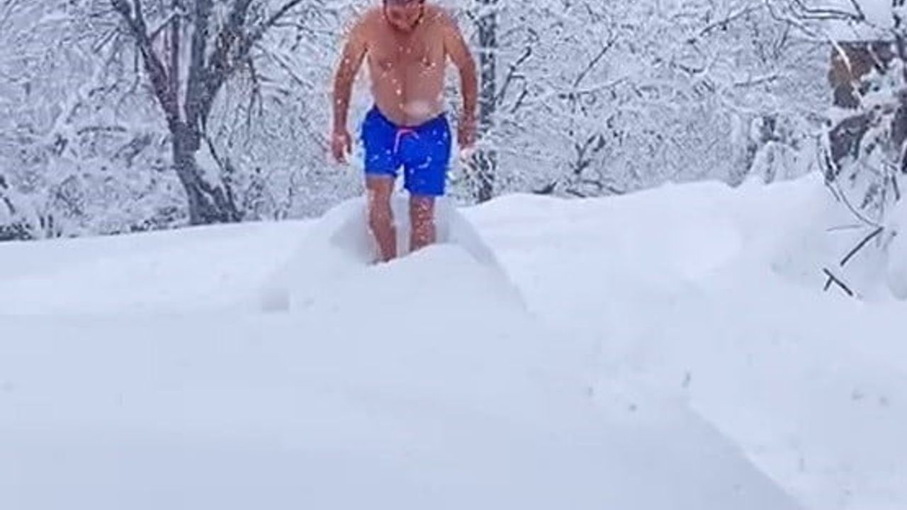 Eksi 10 Derecede Şortla Kar Yüzme Cesareti