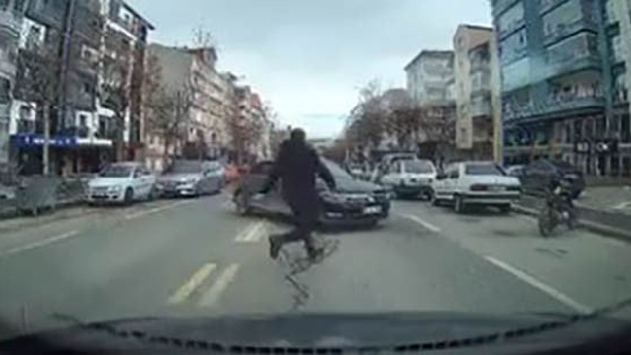 El Frenini Çekmeyi Unutan Araç Hareket Etti, Başka Bir Sürücü Müdahale Etti