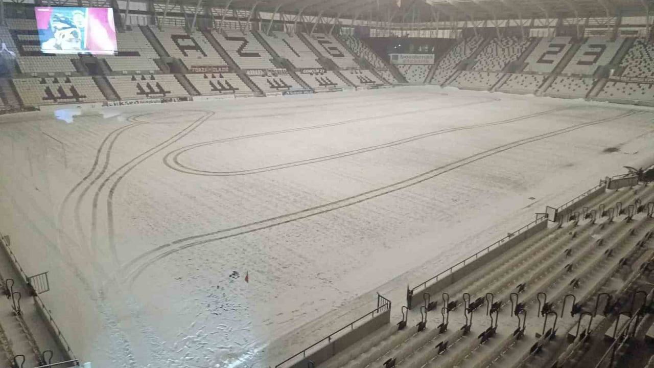 Elazığ Atatürk Stadyumu Karla Kaplandı