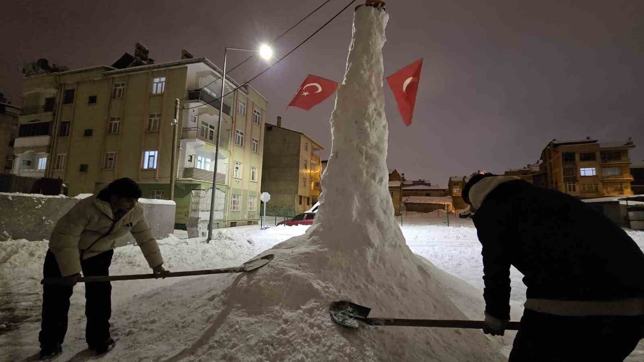 Elazığ'da 4,5 Metre Uzunluğunda Dev Kardan Adam Yapıldı