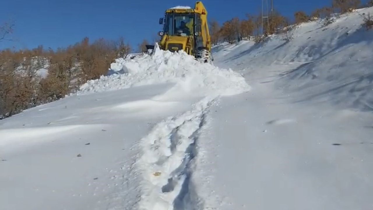 Elazığ'da 79 Köy Yolunda Karla Mücadele Çalışmaları Devam Ediyor