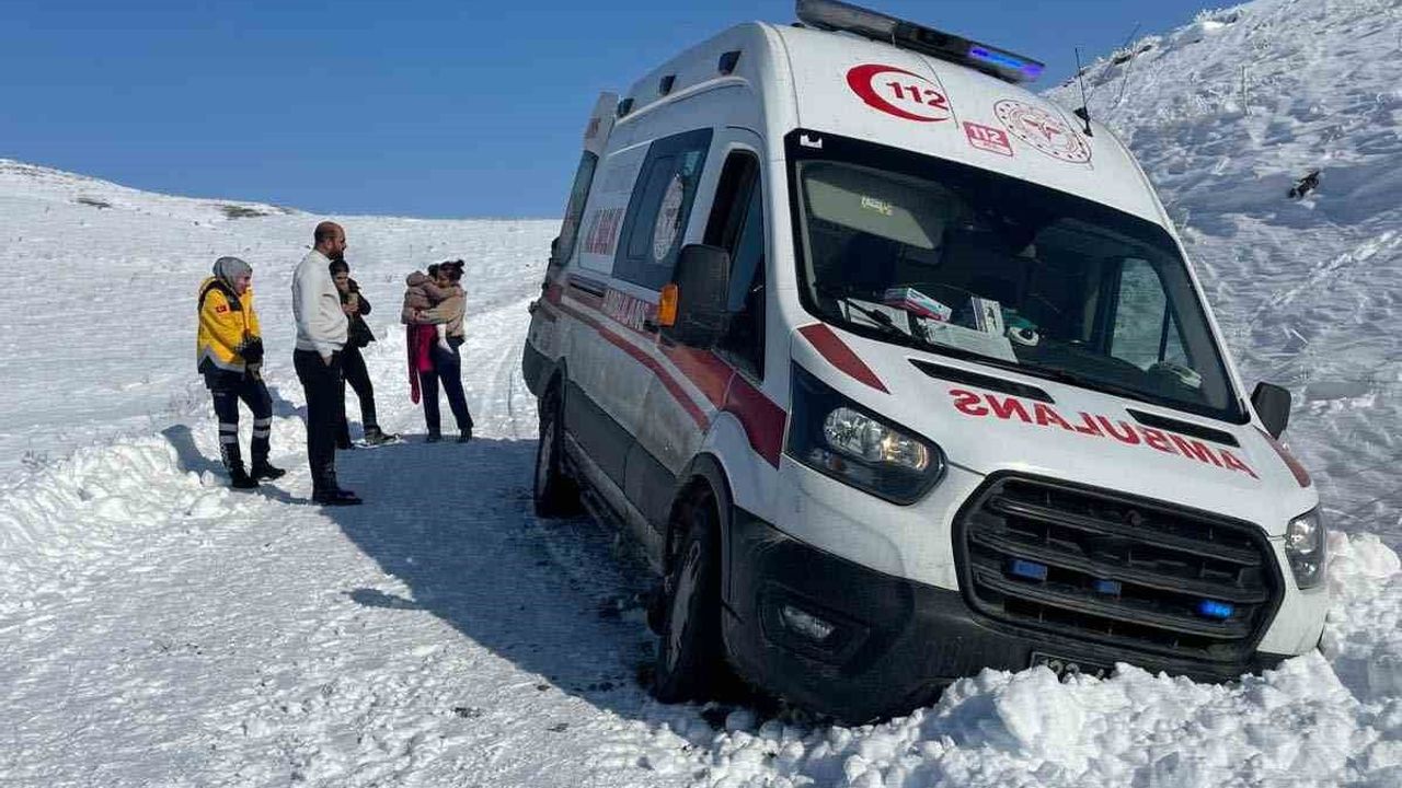 Elazığ'da Ambulansa Greyder ile Ulaşım Sağlandı