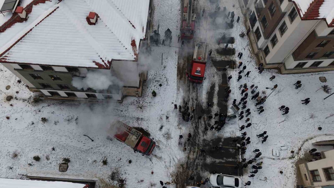 Elazığ'da Apartman Yangını: 11 Kişi Hastaneye Kaldırıldı