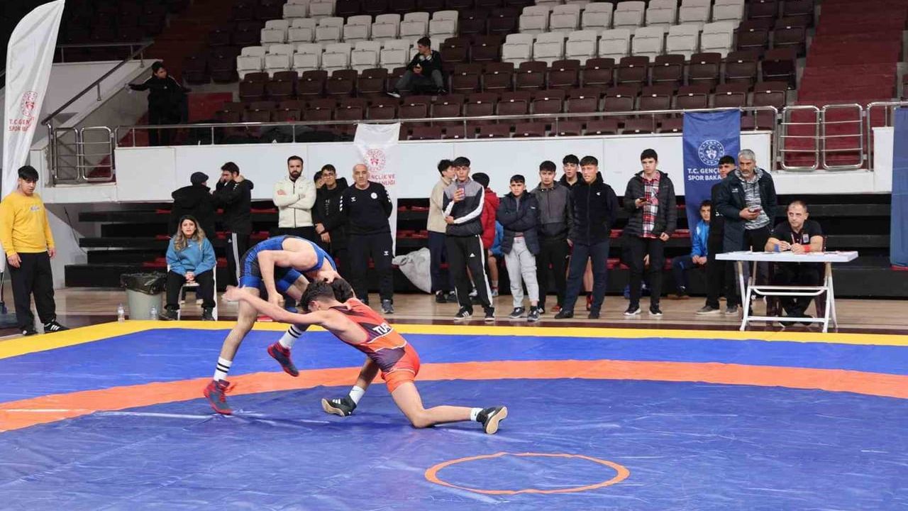 Elazığ'da B Gençler Güreş Müsabakaları Devam Ediyor
