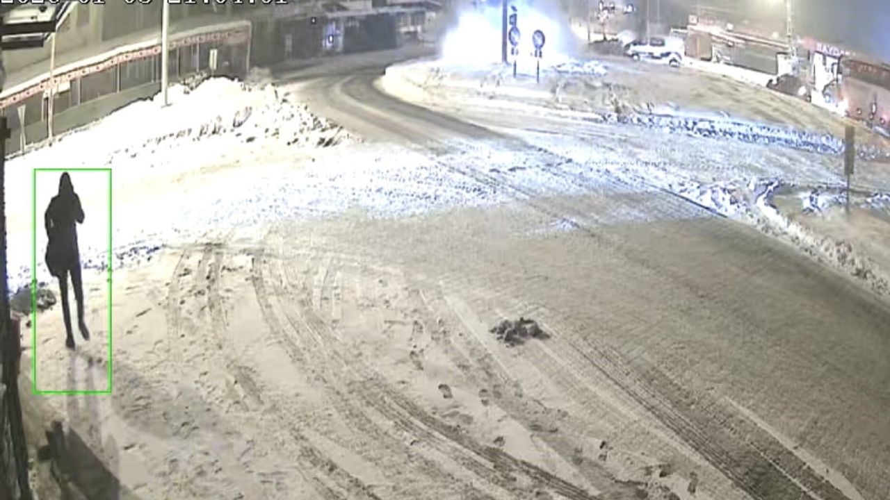 Elazığ'da Buzlanma Sebebiyle Tır Direğe Çarptı