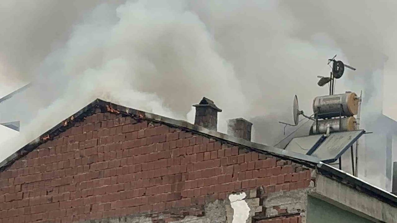 Elazığ'da Çatı Yangını Kontrol Altına Alındı