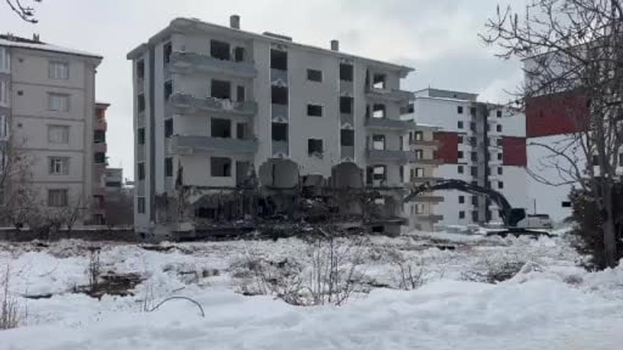 Elazığ'da Depremden Etkilenmiş Binaların Yıkımı Devam Ediyor