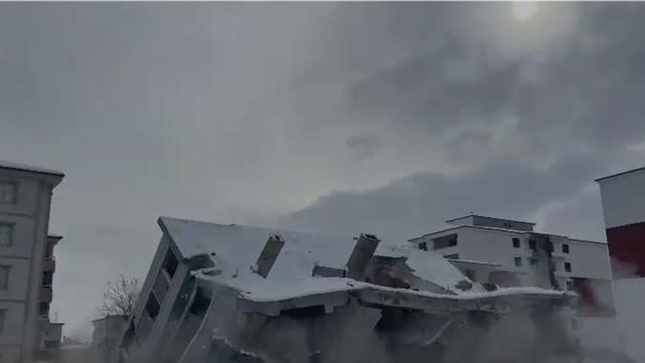 Elazığ'da Depremzedeler İçin Hasarlı Binaların Yıkımı Devam Ediyor