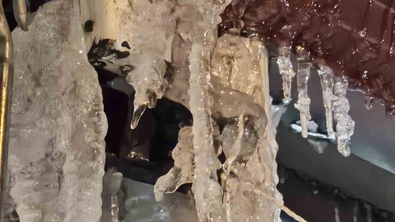 Elazığ'da Dondurucu Soğuk Buz Sarkıtları Oluşturdu