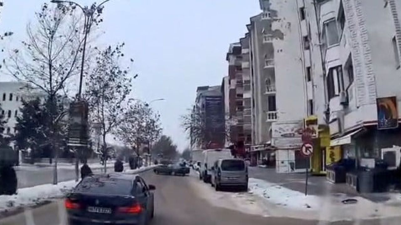 Elazığ'da Drift Atan Sürücü Trafiği Tehlikeye Sokt