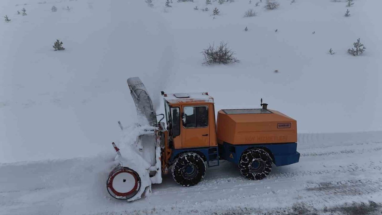 Elazığ'da Kapalı Köy Yollarında Karla Mücadele Çalışmaları