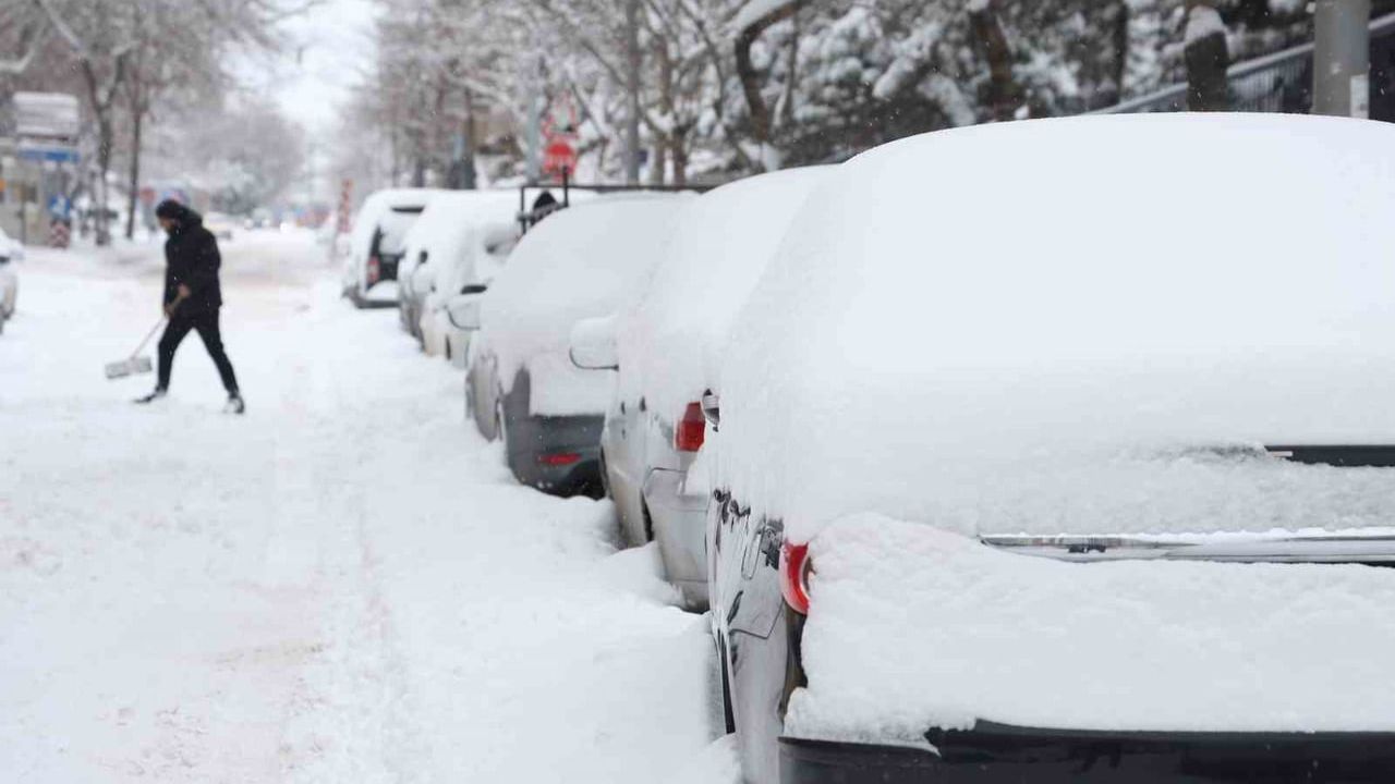 Elazığ'da Kar Kalınlığı 20 Santimetreyi Geçti