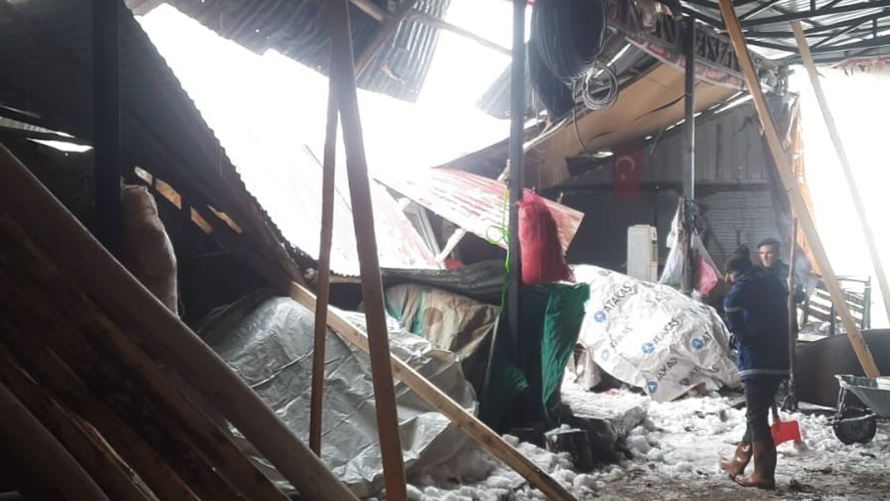 Elazığ'da Kar ve Fırtına Marketi Kullanılamaz Hale Getirdi