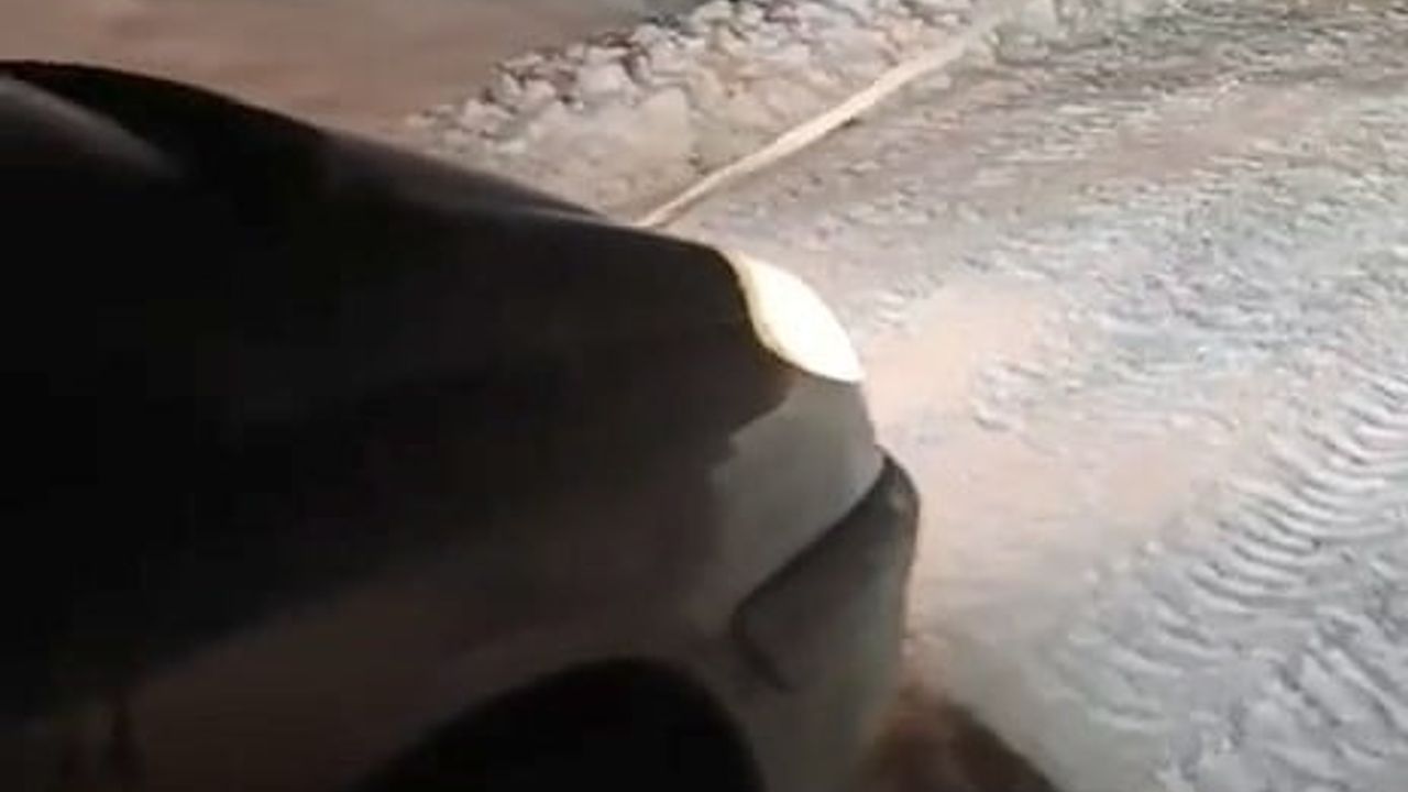 Elazığ'da Kar Yağışı Sebebiyle Mahsur Kalan Araç Kurtarıldı