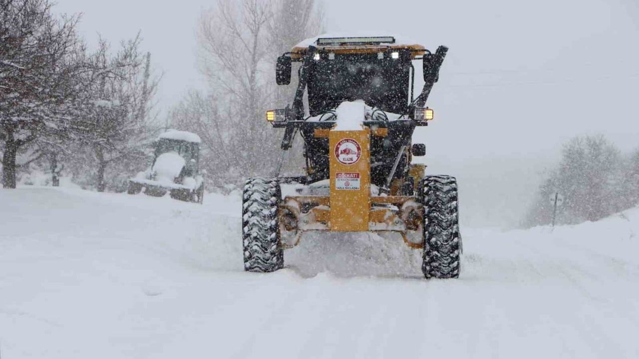 Elazığ'da Kar Yağışı Sonrası Yol Çalışmaları Devam Ediyor