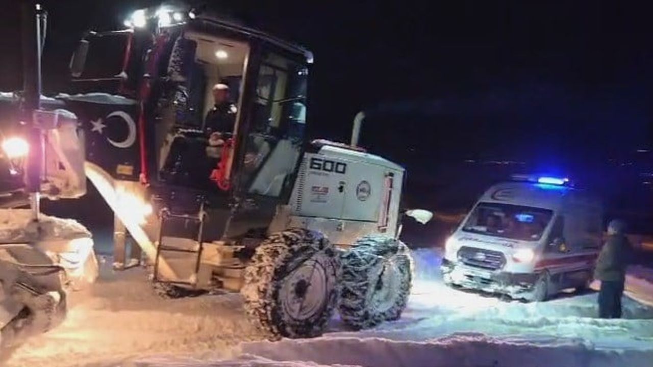Elazığ'da Karda Mahsur Kalan Ambulans Kurtarıldı