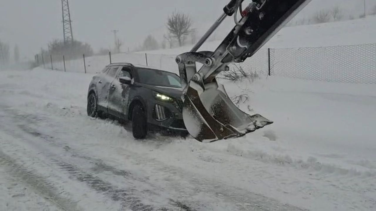 Elazığ'da Karda Mahsur Kalan Araçlar Kurtarıldı