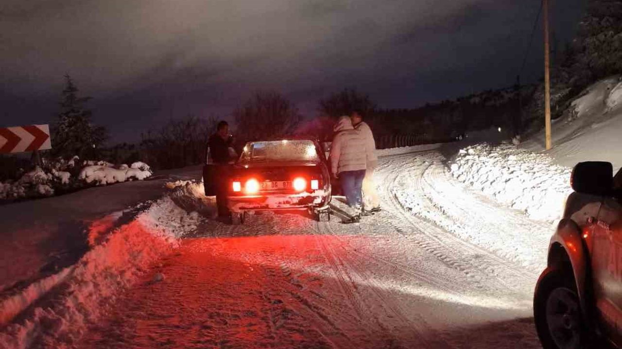 Elazığ'da Karda Mahsur Kalan Vatandaşa Belediyeden Destek