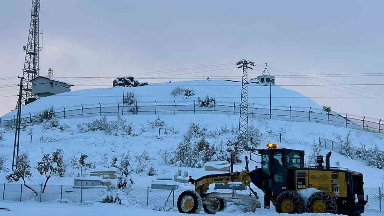 Elazığ'da Karla Mücadele: 19 Köy Yolunda Çalışmalar Devam Ediyor