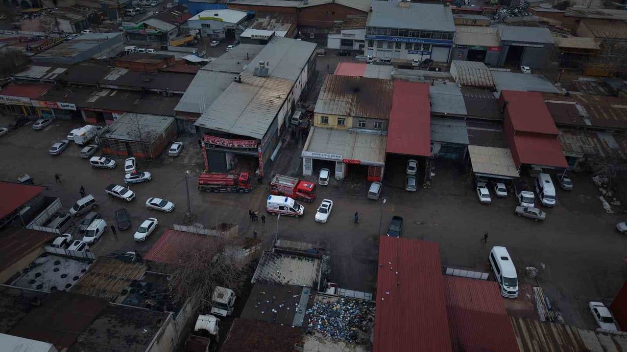 Elazığ'da Oto Tamircisinde Yangın