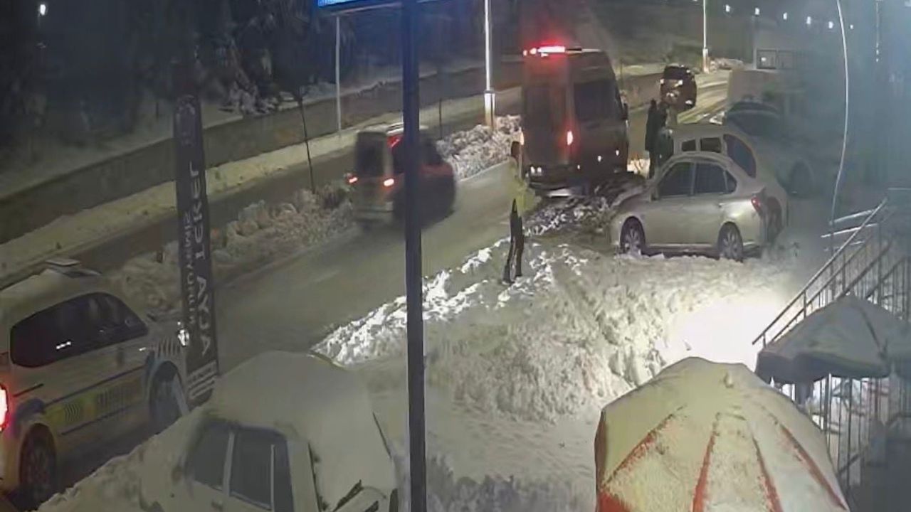 Elazığ'da Park Halindeki Araçlara Çarpan Sürücü Kaçtı