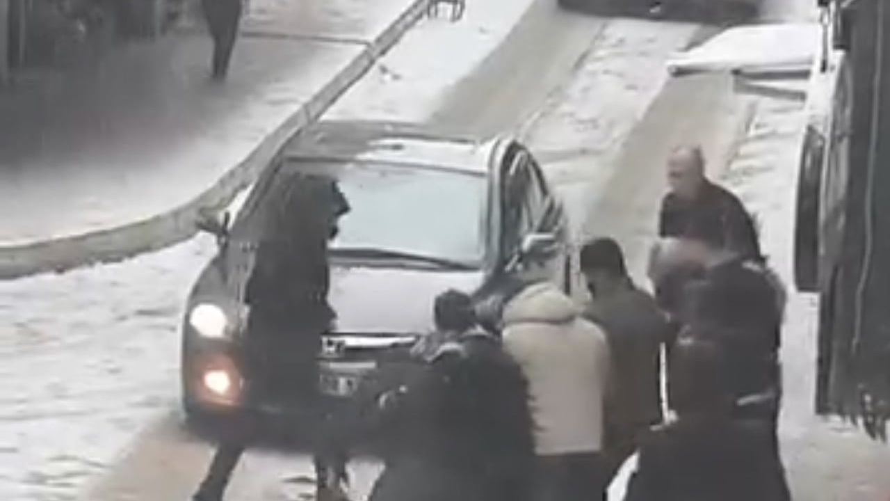 Elazığ'da Sokakta Kavga Anları Kamerada Yakalandı