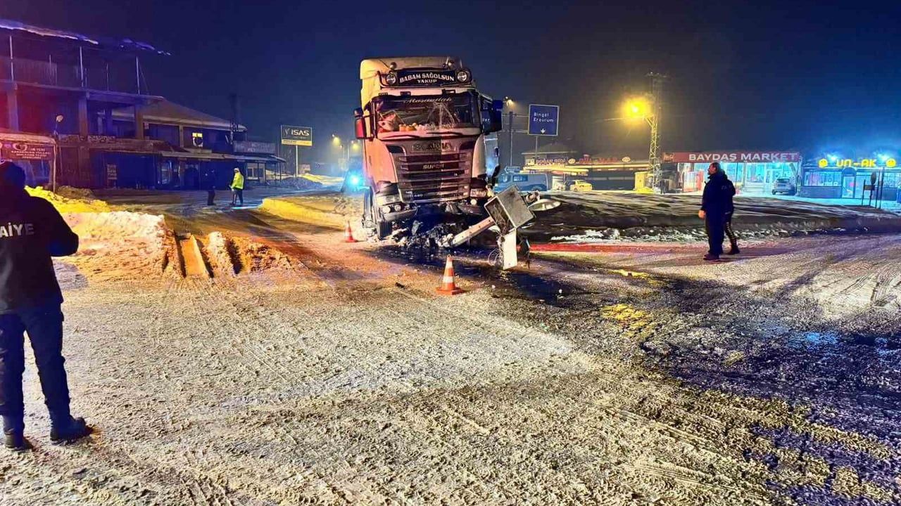 Elazığ'da Tır Kavşaktaki Refüje Çıktı: 1 Yaralı