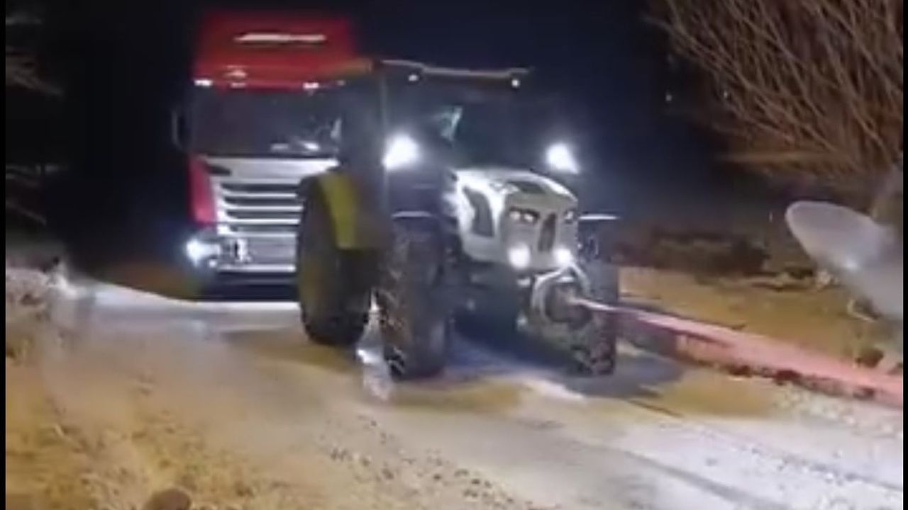 Elazığ'da Yolda Kalan Tır, Konvoyla Kurtarıldı