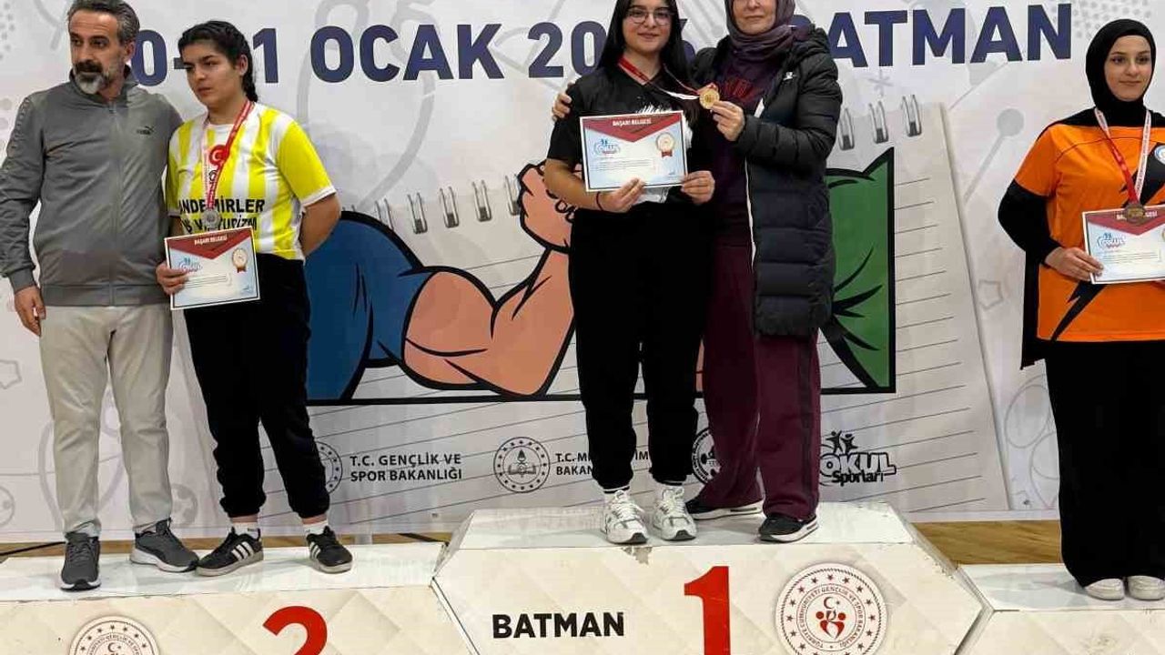 Elazığlı Sporcular Bilek Güreşi Grup Yarışmalarında Madalya Kazandı