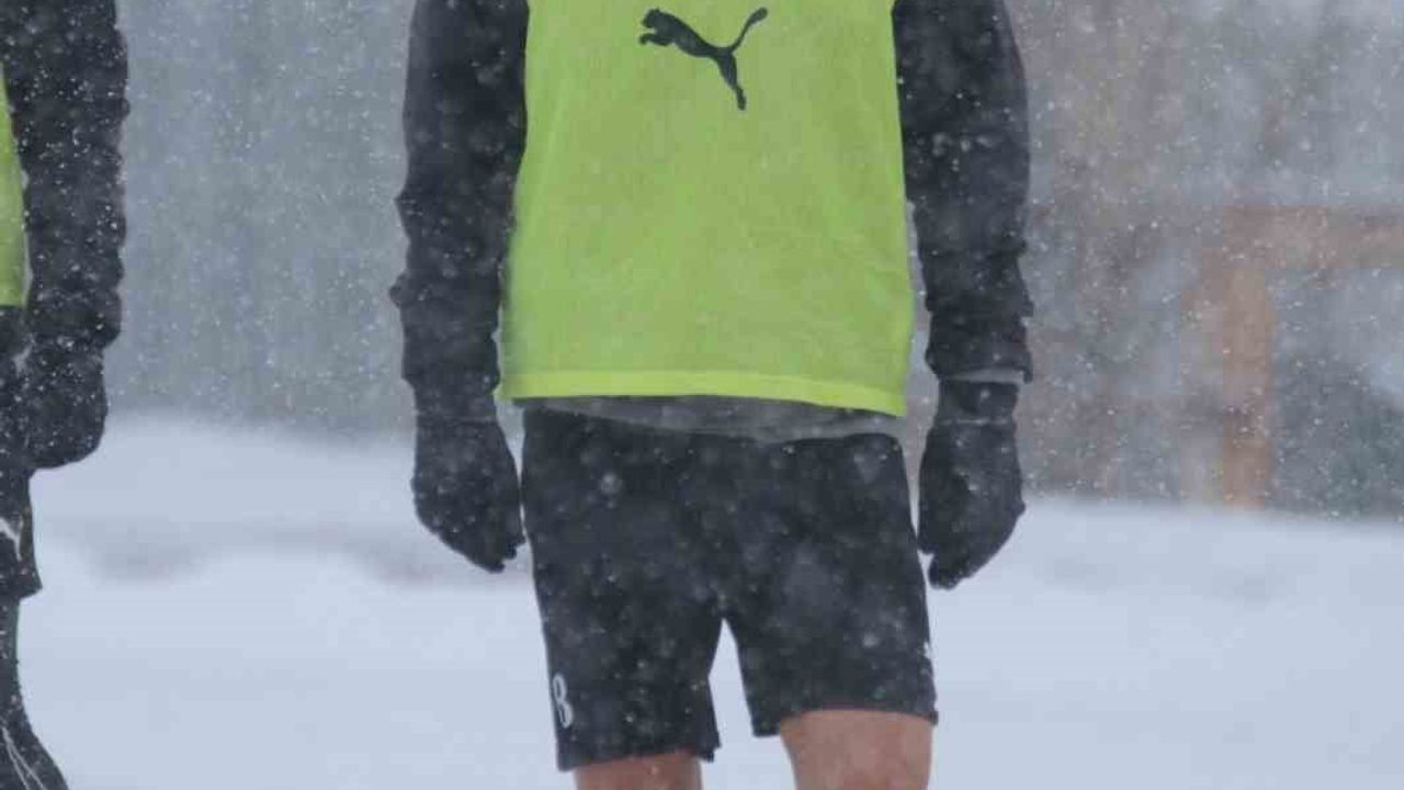 Elazığspor Kar Yağışında Antrenmanlarını Sürdürüyor