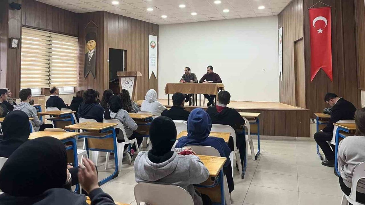 Emet AİHL'de Kariyer Söyleşisi Gerçekleştirildi