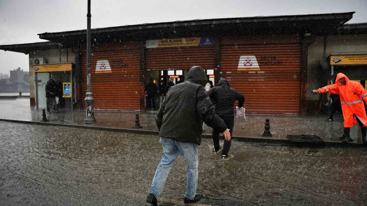Eminönü'nde Şiddetli Yağmur Etkisi: Yollar Göle Döndü