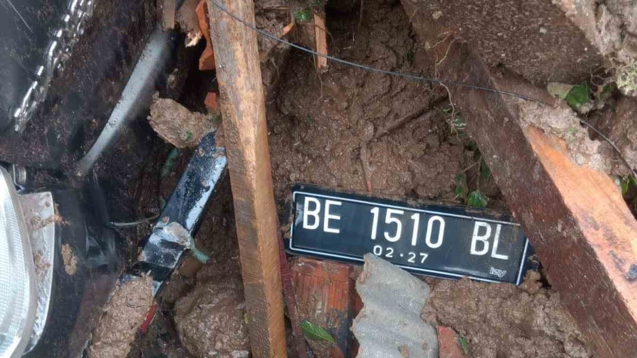 Endonezya'da Heyelan Felaketi: Yedi Ölü, Seksen İki Kayıp