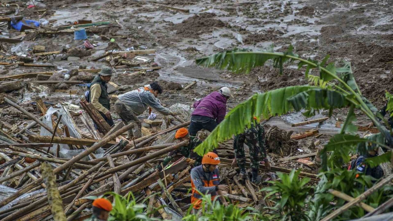 Endonezya'daki Heyelan Felaketi: Can Kaybı 16'ya Yükseldi