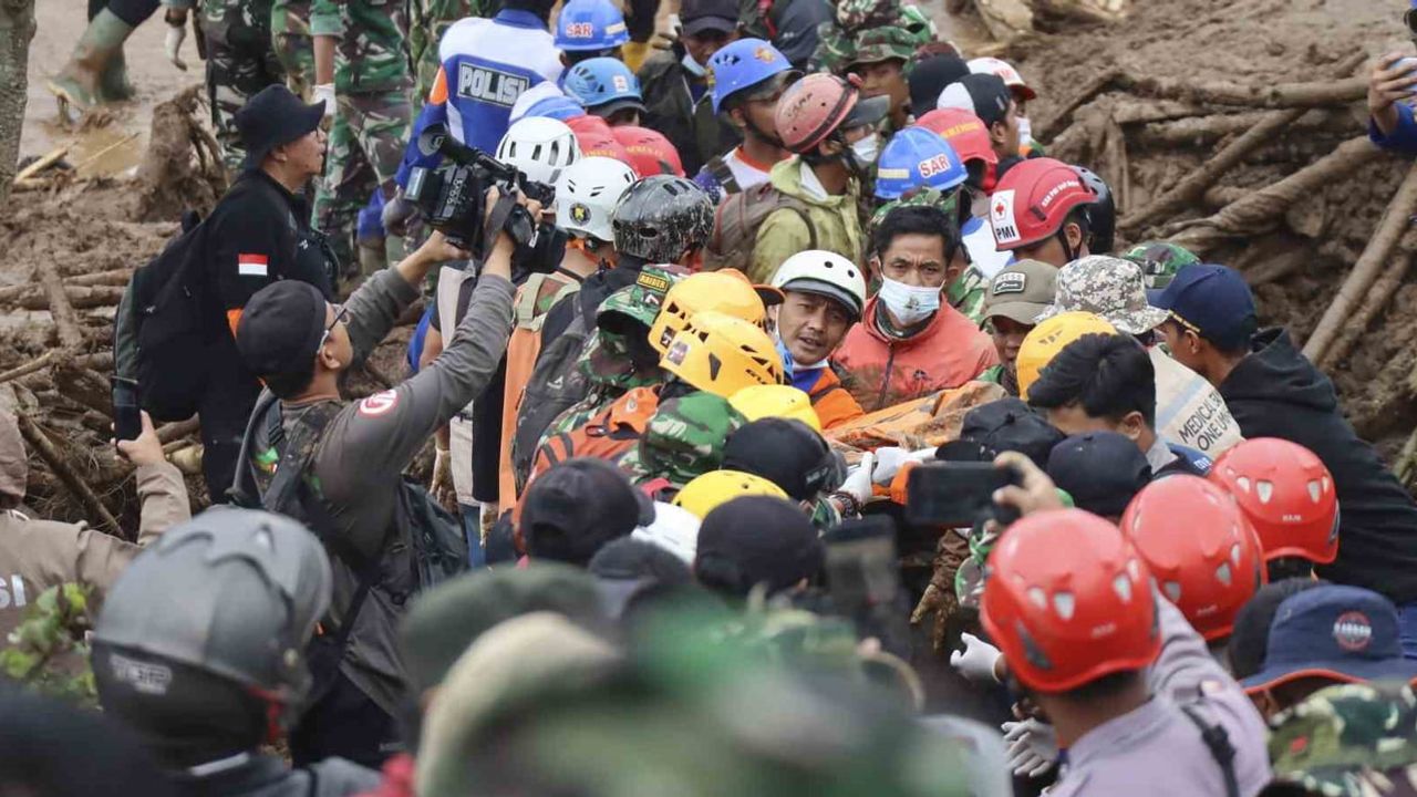 Endonezya'daki Toprak Kaymasında Can Kaybı 49'a Ulaştı