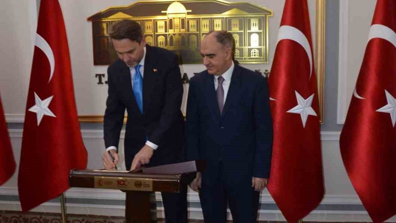 Enerji ve Tabii Kaynaklar Bakanı Bayraktar Manisa'da