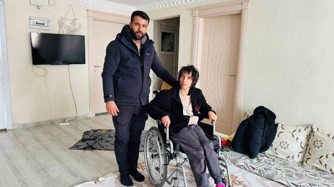 Engelli Çocuğa Tekerlekli Sandalye Hediye