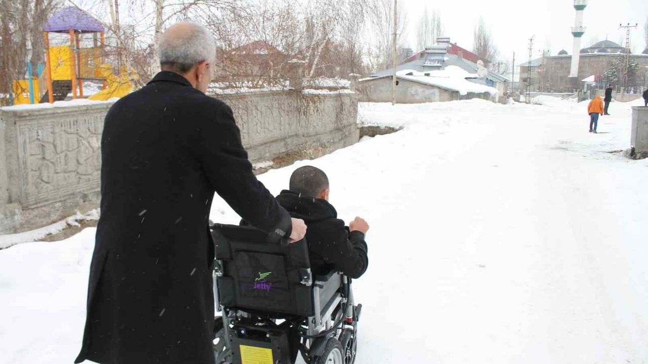 Engelli Genç Ahmet Aydın, Annesinin Mezarı İçin Akülü Sandalyeye Kavuştu