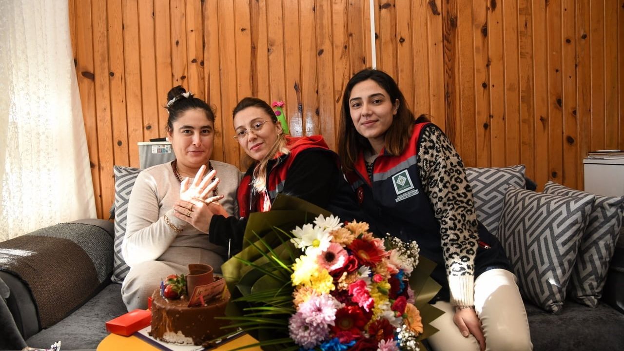 Engelli Genç Kıza Sürpriz Doğum Günü Kutlaması