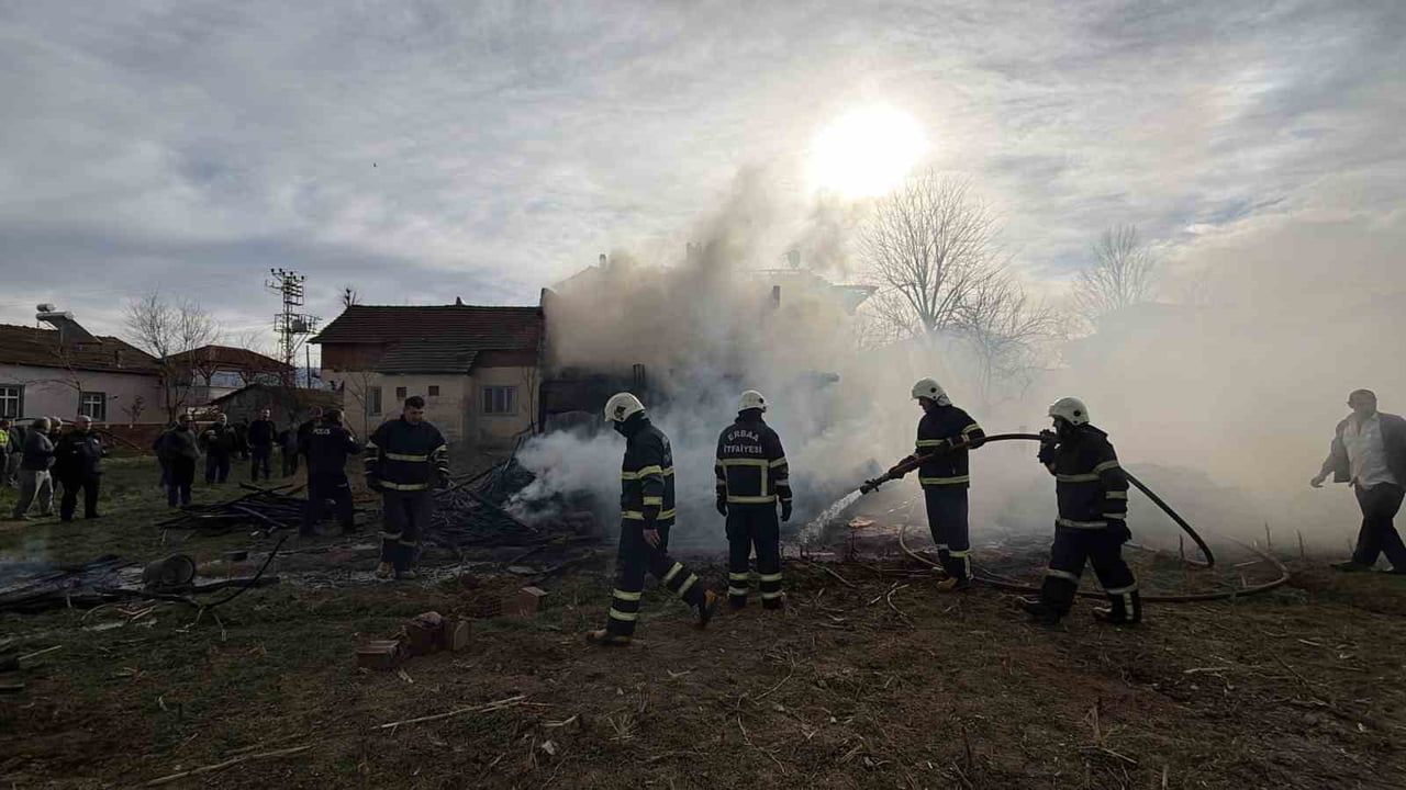 Erbaa’da Ahırda Yangın, Evin Çatısına Sıçradı