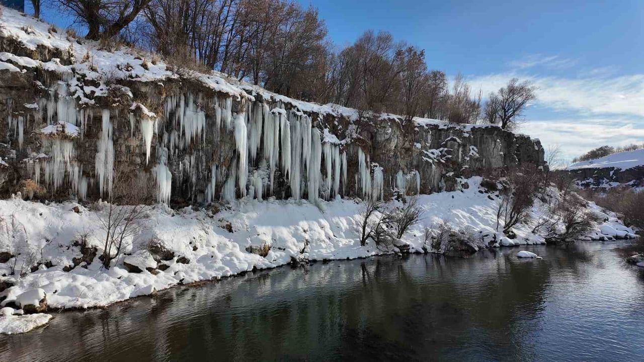 Erciş'te Buz Sarkıtları Doğa Tutkunlarını Bekliyor