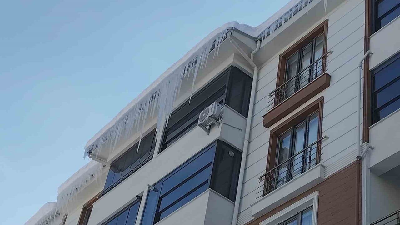 Erciş'te Buz Sarkıtları Tehlike Oluşturuyor