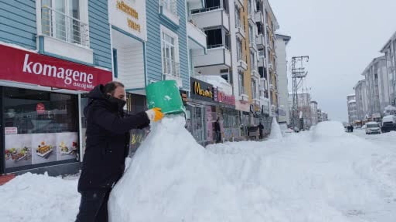 Erciş'te Kar Yağışı Esnafı Eğlendiriyor