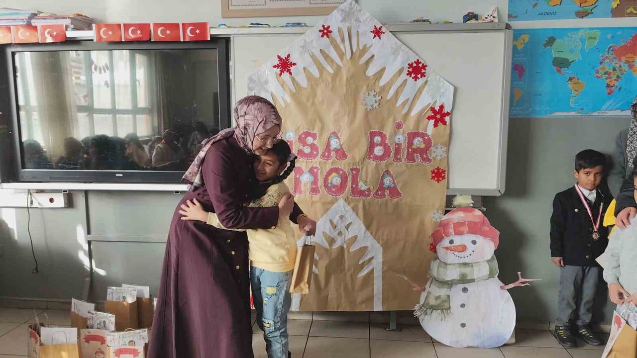 Erciş'te Öğrencilerin Karneleri Dağıtıldı