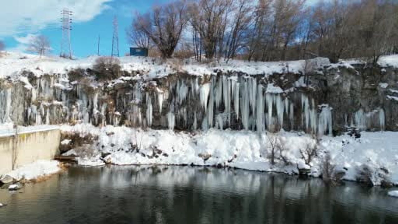 Erciş'teki Buz Sarkıtları Doğa Severlerin İlgi Odağı